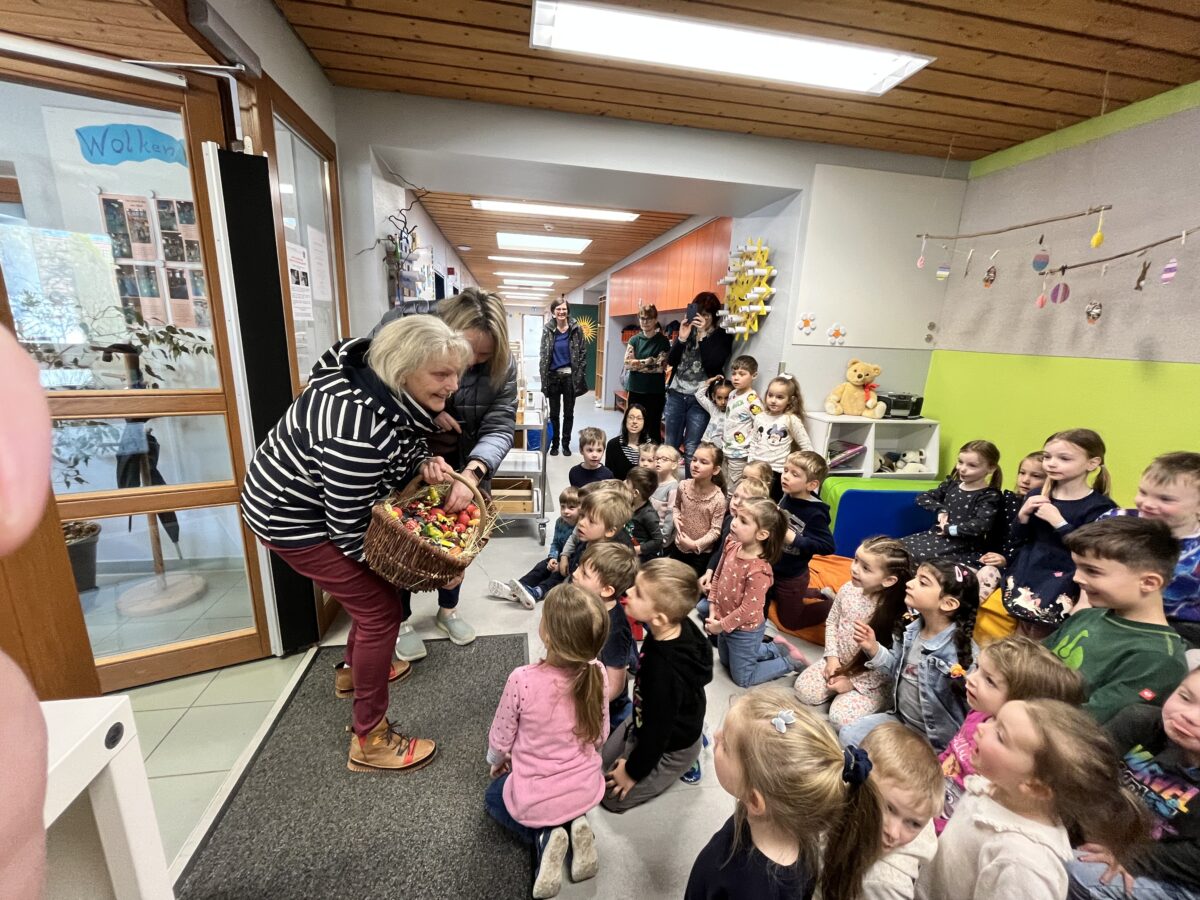 Osterglück: Kinder in Floß beschenkt