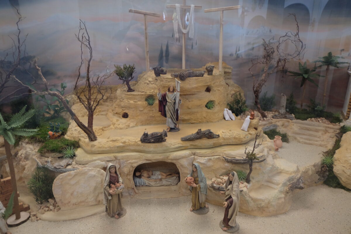 Jahreskrippe in katholischer Pfarrkirche auf Ostern eingestellt