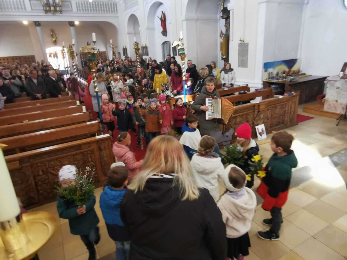 Kinder feiern Palmsonntag in Pfarrkirche