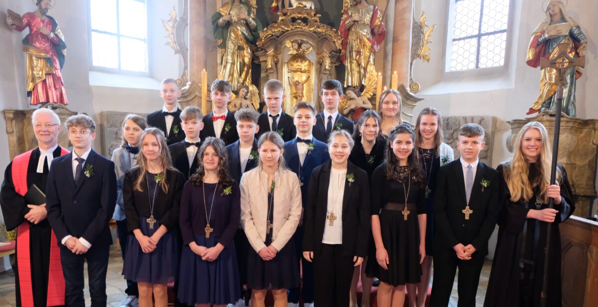 Junge Christen feiern in Floß Konfirmation