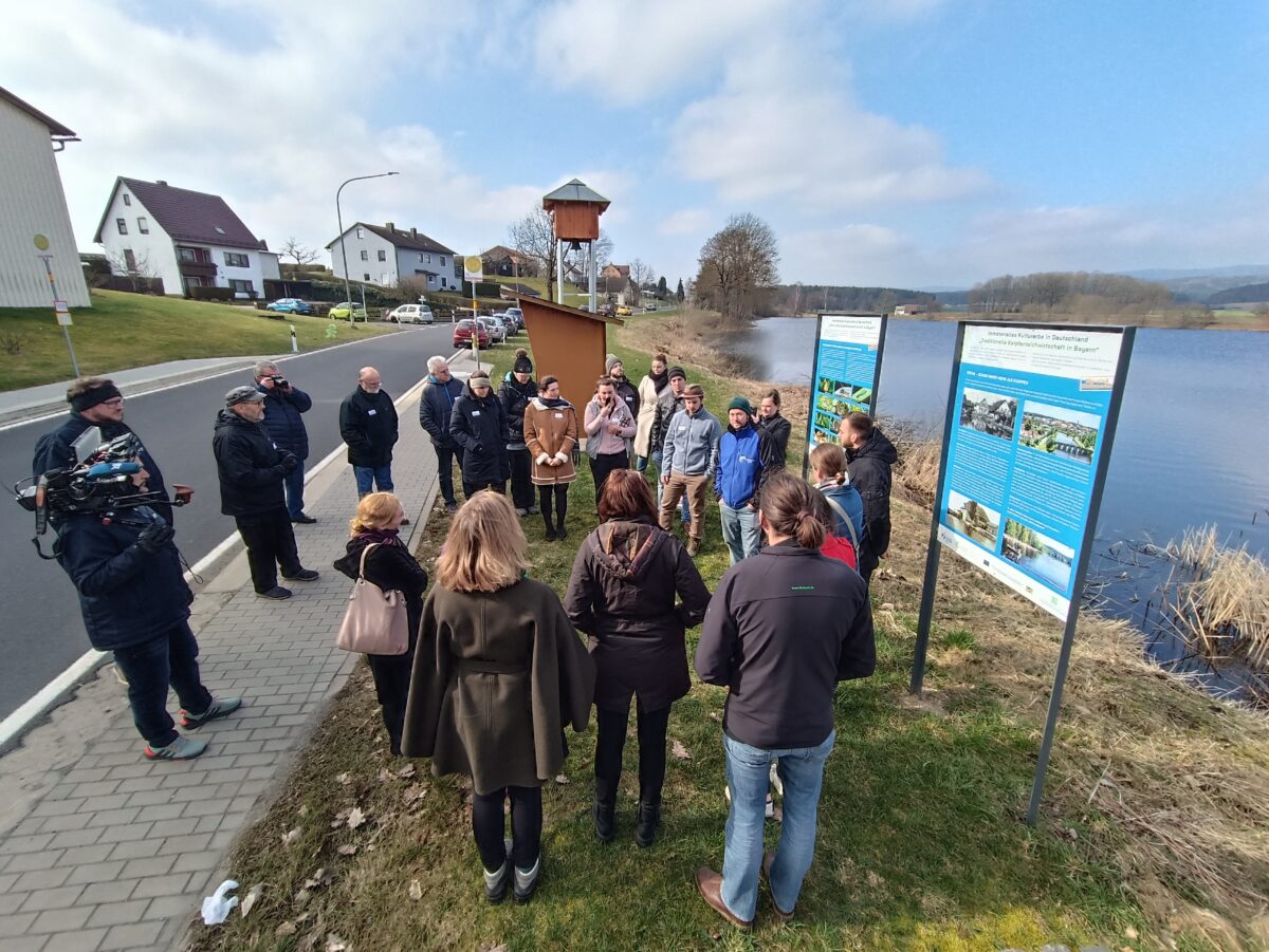 Politik und junge Fischwirte im Austausch über Tradition und Moderne