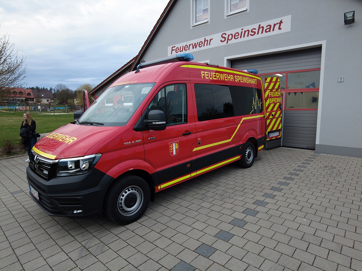 Freiwillige Feuerwehr Speinshart nimmt neues Mehrzweckfahrzeug in Empfang