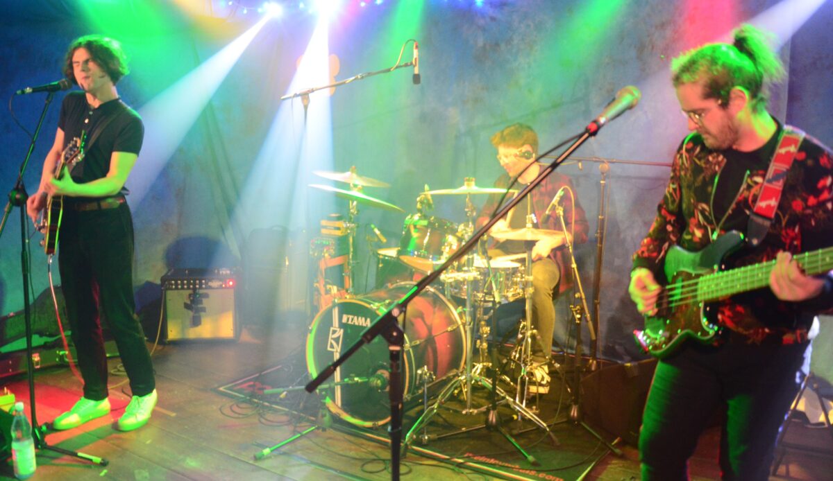Mit Dreigesang auf der „Live Stage“ durchs Rockuniversum