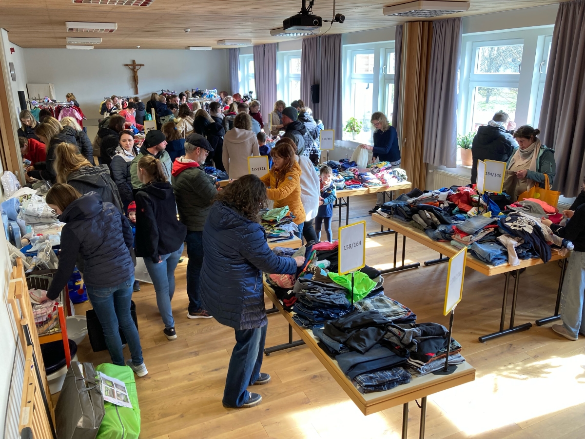 Riesenansturm auf das Angebot beim Flossenbürger Baby- und Kinderbasar
