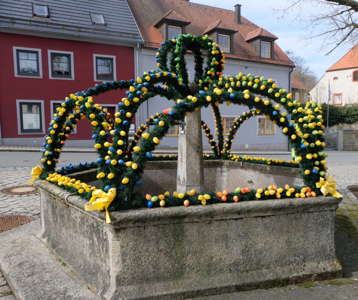 Osterbrunnen bereichert das Flosser Ortsbild