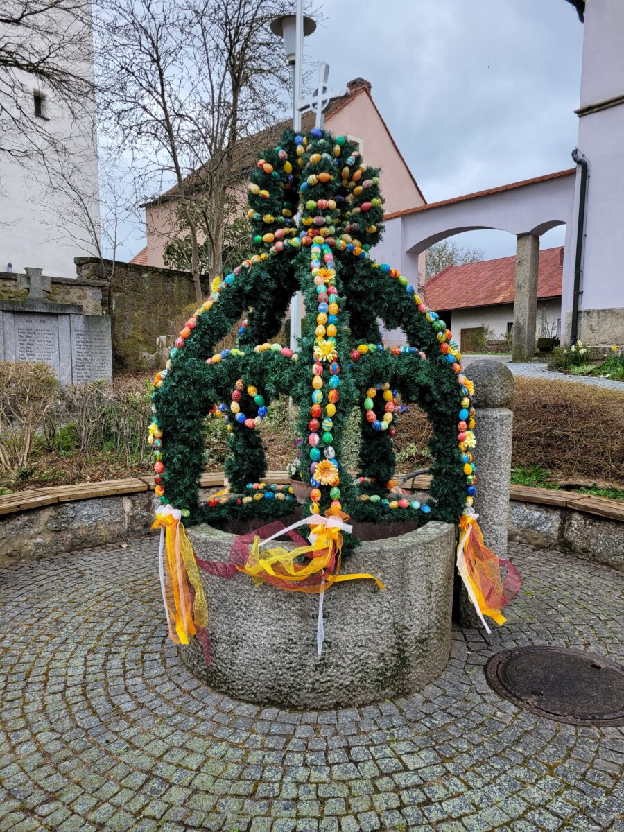 Osterbrunnen: Vogelnest in der Osterkrone