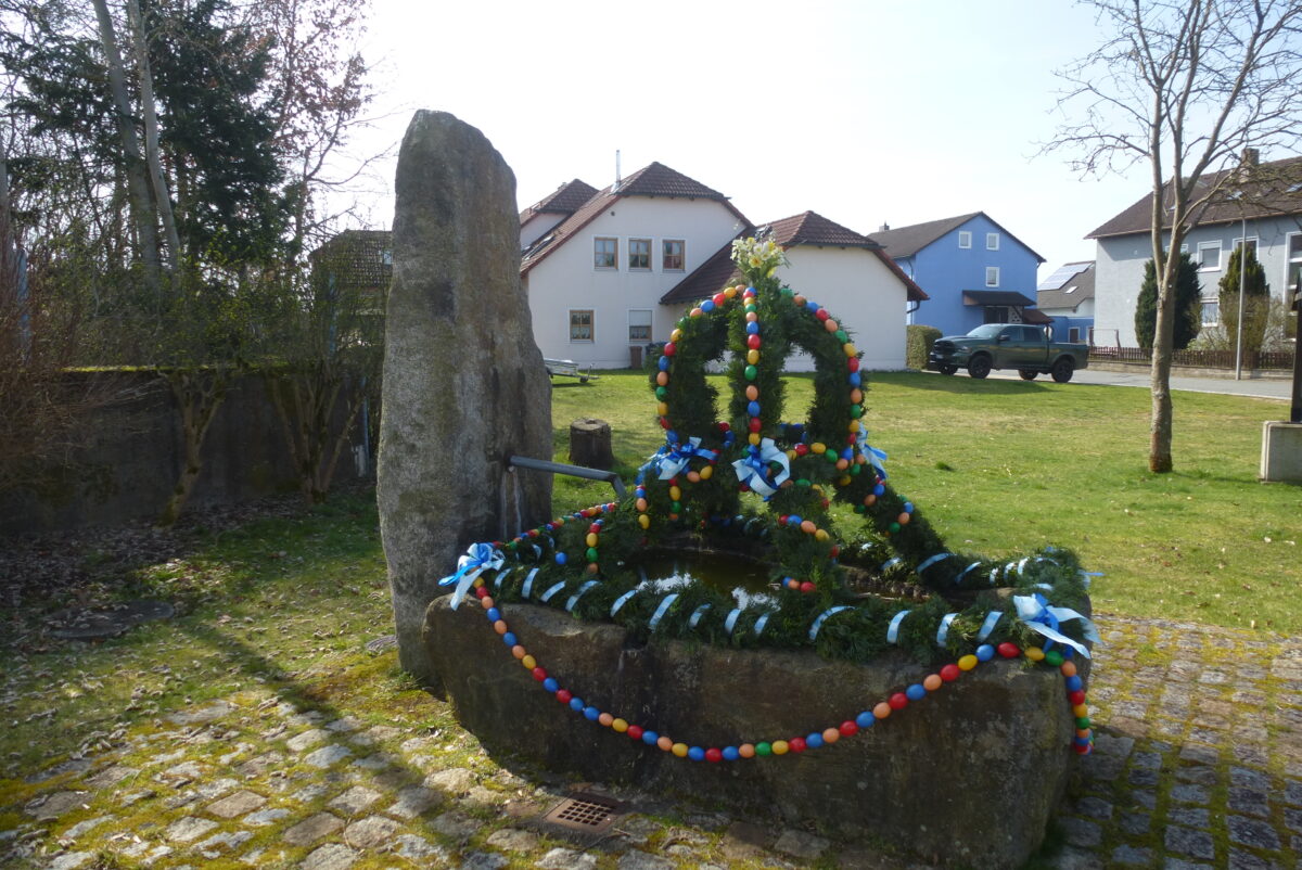 Osterbrunnen bringt Frühlingszauber nach Weiherhammer