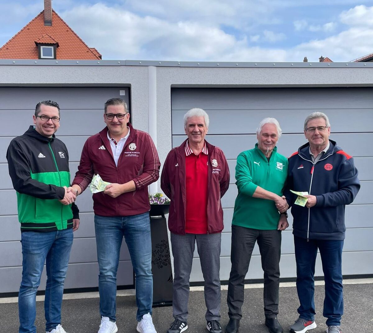 Flosser FCB-Fanclub spendiert 2000 Euro an FC Weiden Ost