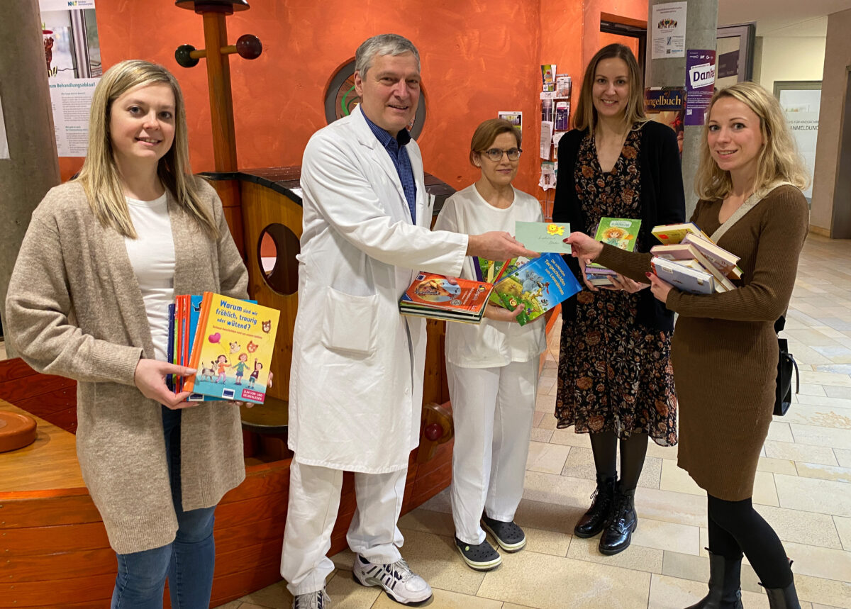 Servicemitarbeiter mit großem Herz: Bücher und Spende für die Kinderklinik