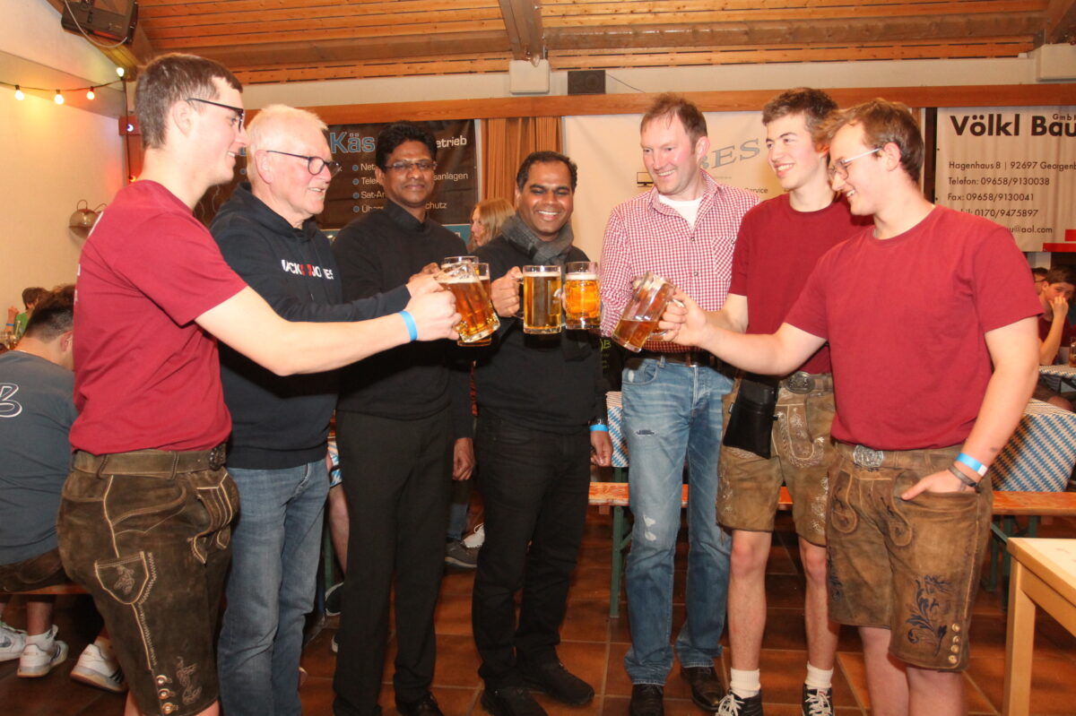 Jugend Neukirchens feiert zünftiges Starkbierfest