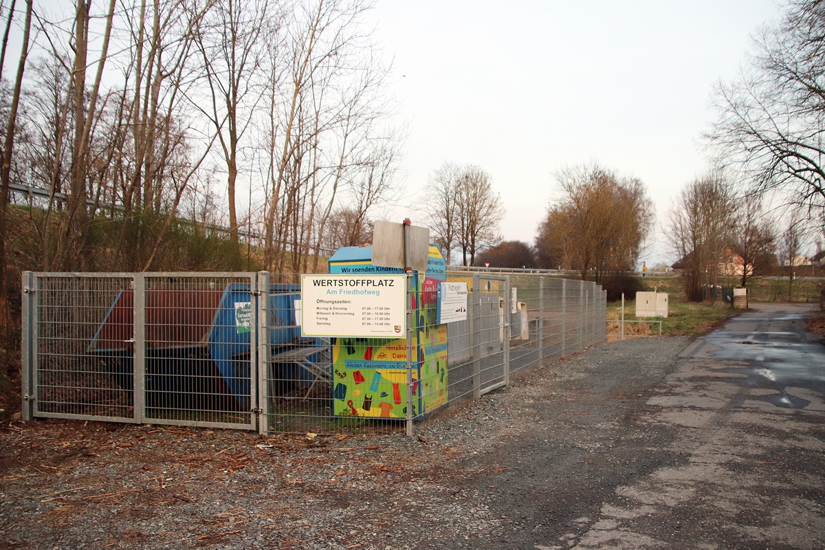 Eschenbach: Containerstellplatz, Wohnen und Bäume im Gespräch