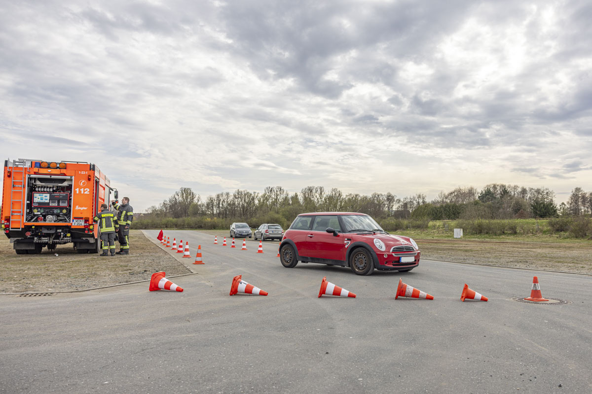 Fahrkurs für Senioren: Ü60-Fahrer lassen ihre Reifen beim Fahrtraining quietschen