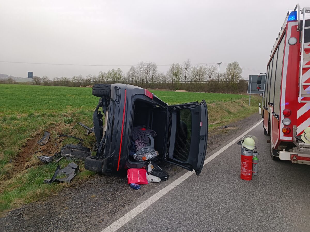 Vier Personen bei Autounfall verletzt: Rettungshubschrauber im Einsatz