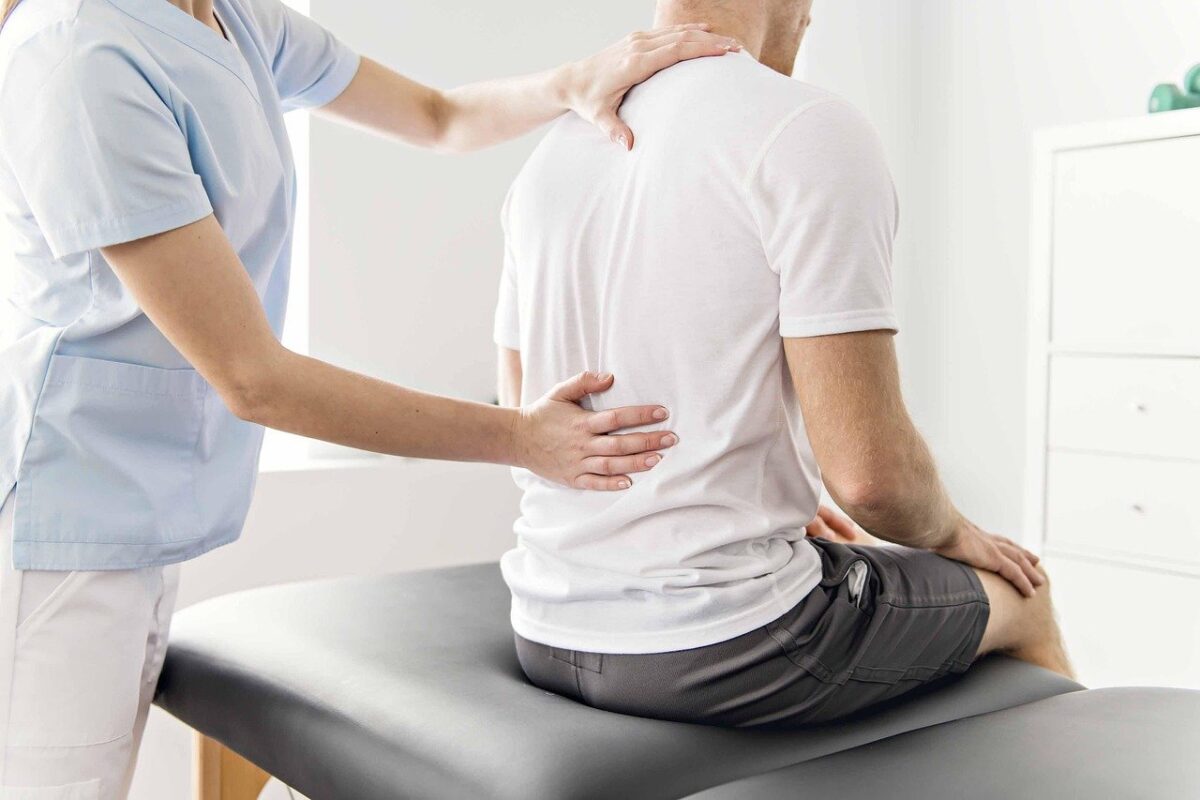 Osteopathie und Rückenschmerzen: Mit der Hand an der Ursache