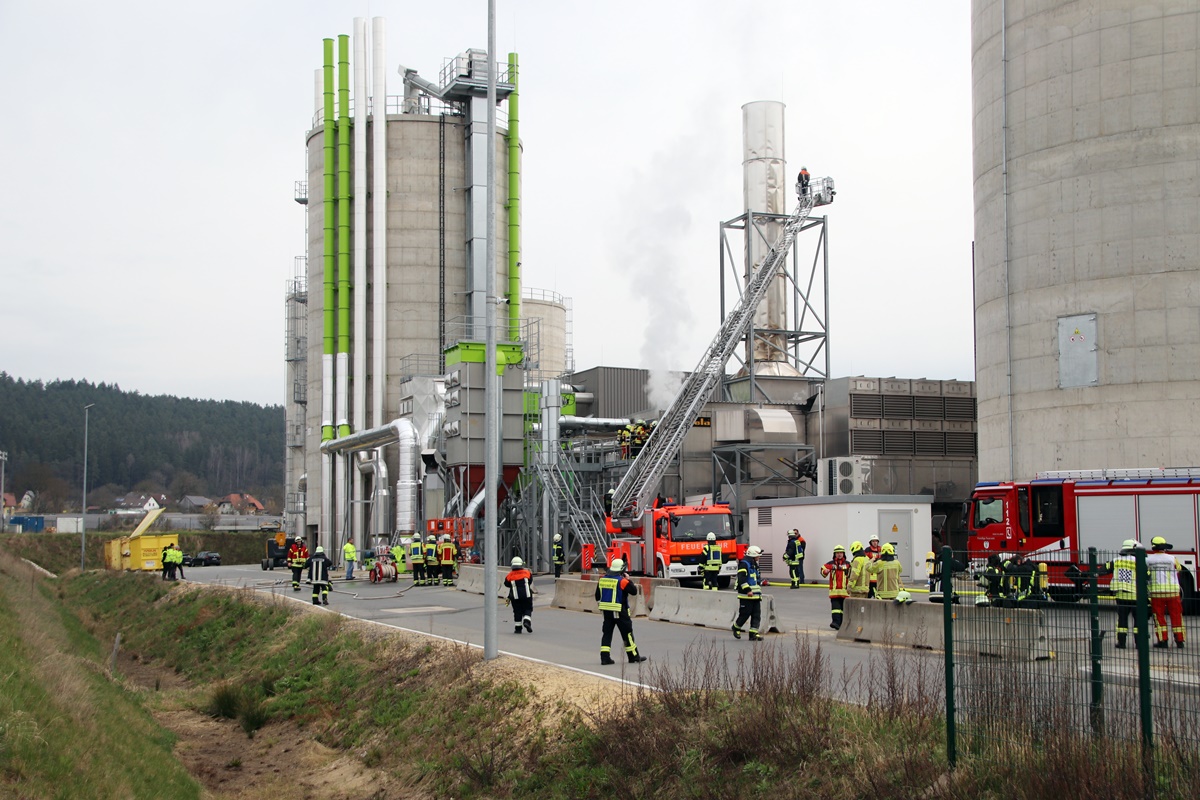 Großeinsatz im Industriegebiet Döllnitz