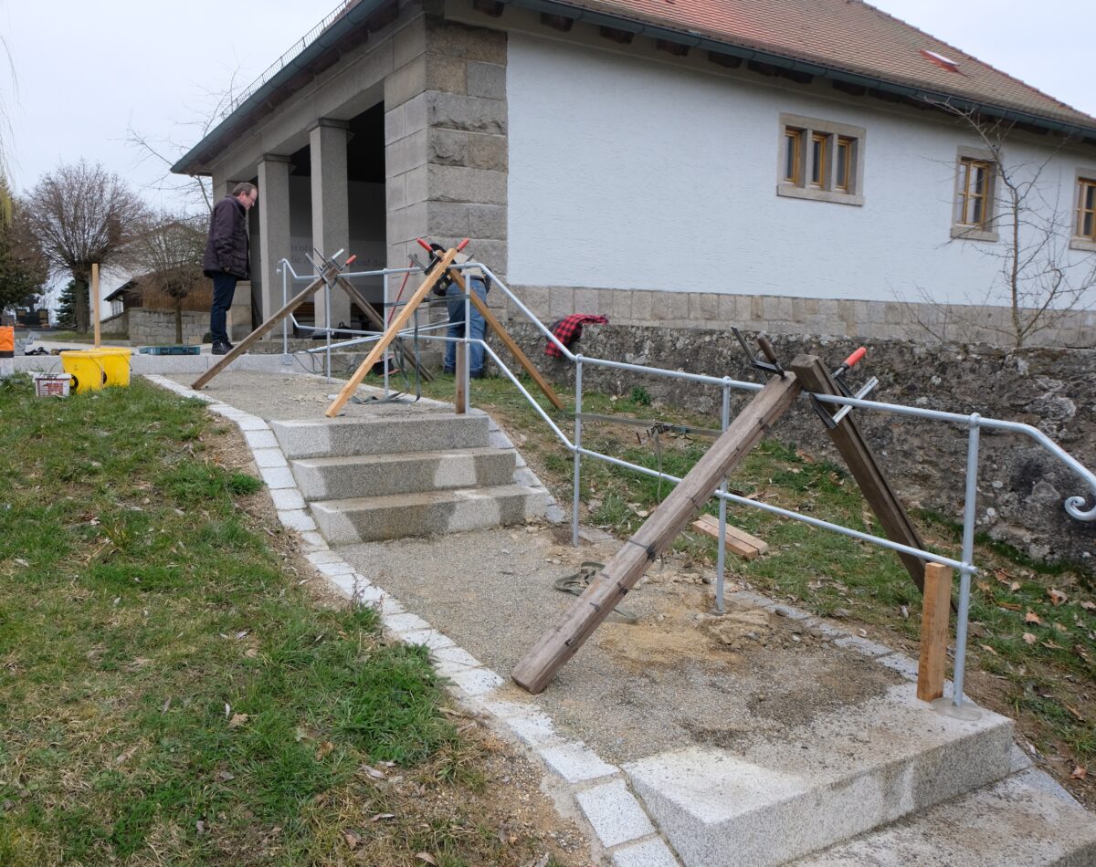 Sicherheitsgeländer im evangelischen Friedhof: schnell und gut zusammengearbeitet