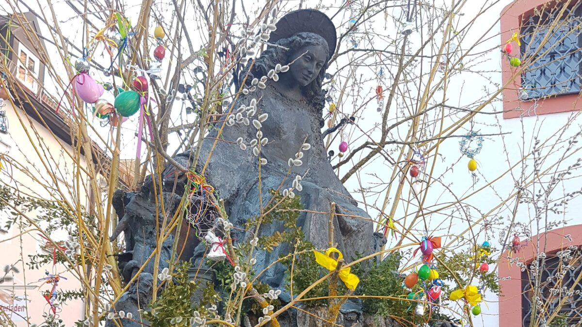 Prachtvoll dekorierte Brunnen: eine traditionelle Osterfreude in Tirschenreuth