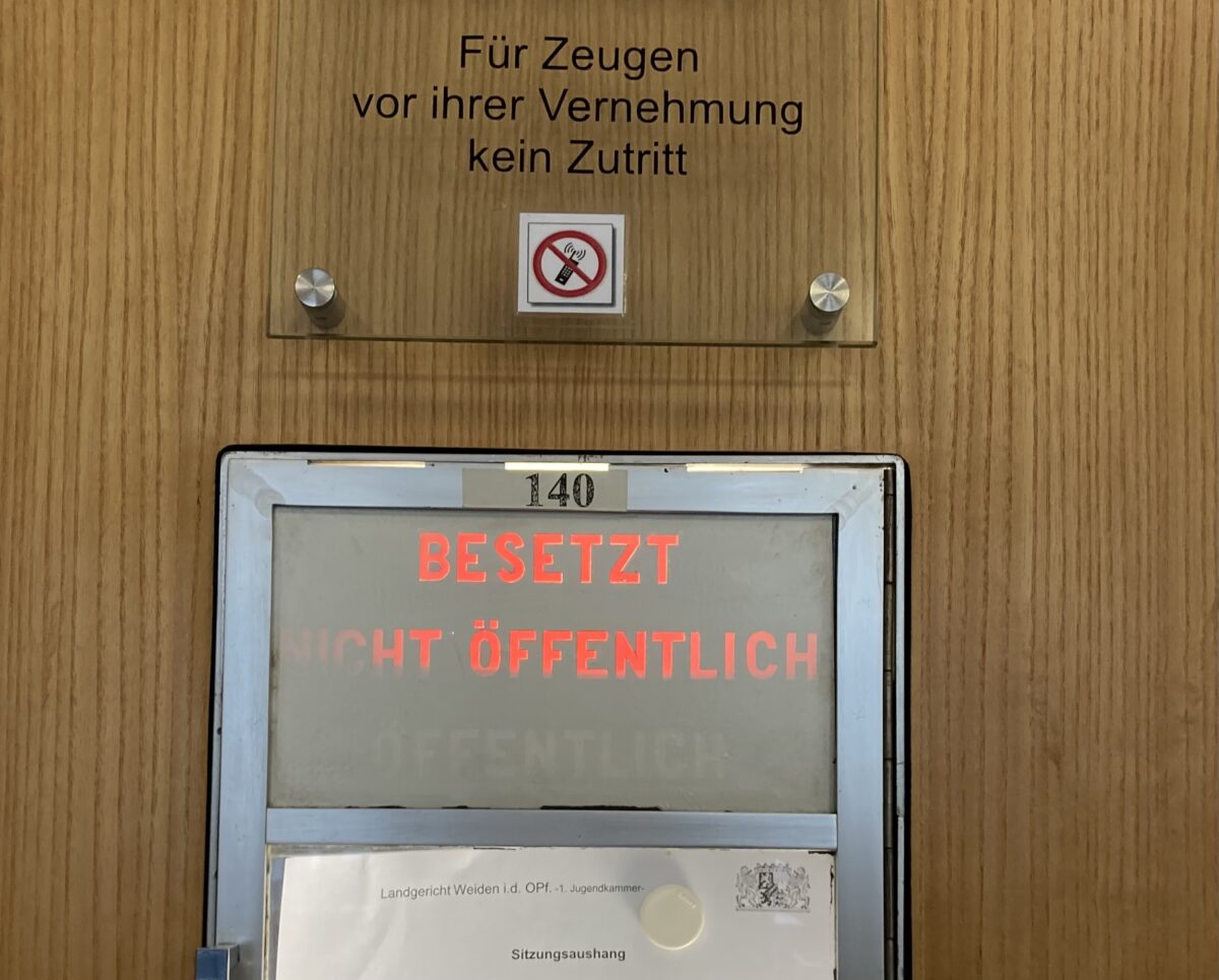 Mit Sturmhaube und Butterfly: 16-Jähriger überfällt Norma – Prozessbeginn