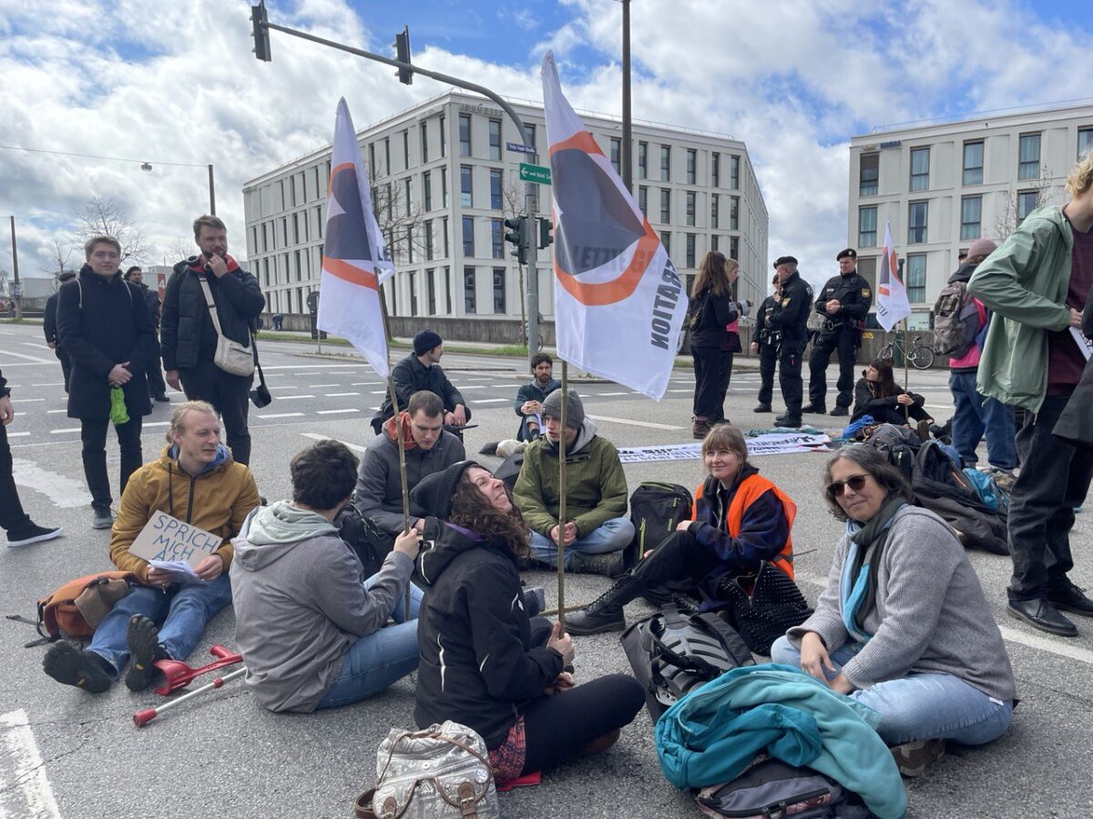 Ohne Ankleben: Klimaaktivisten blockieren Straßen in Regensburg