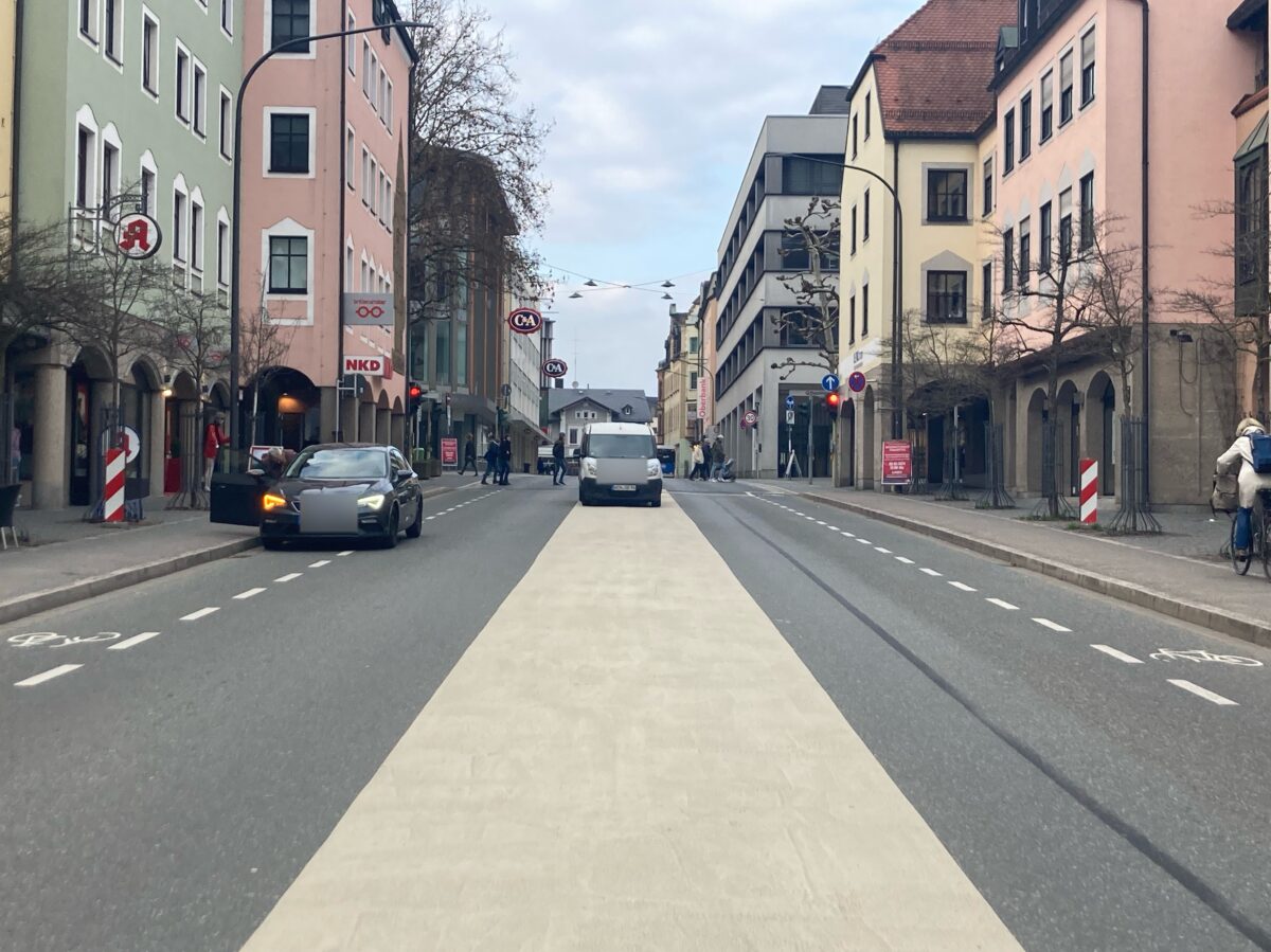 „Schlafende Ampel“ und weißer Streifen: Issy-Platz wird überarbeitet