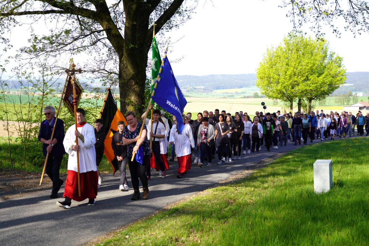 Viele Pilger ziehen zum Heiligen Berg