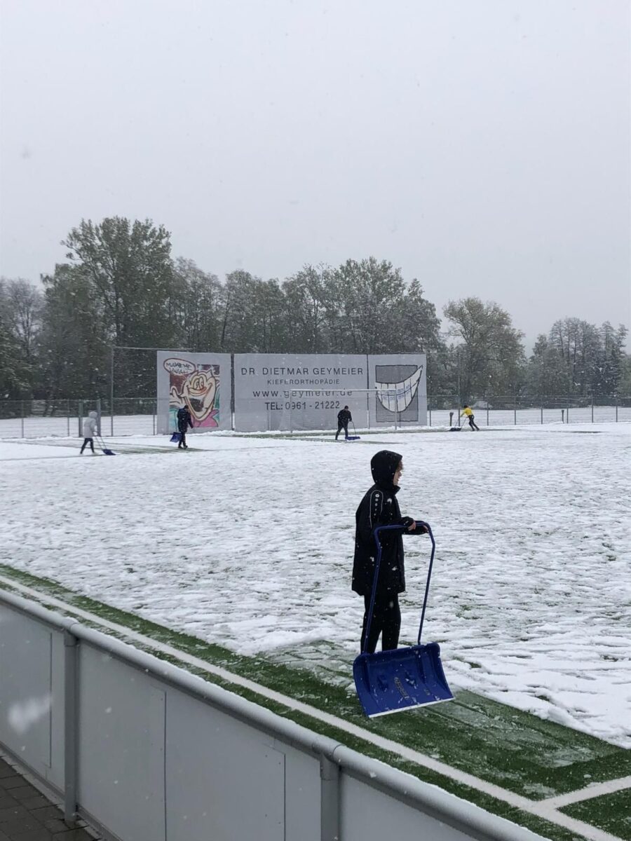 Vorbildlich: Die U 16 räumt den Kunstrasenplatz und gewinnt danach souverän