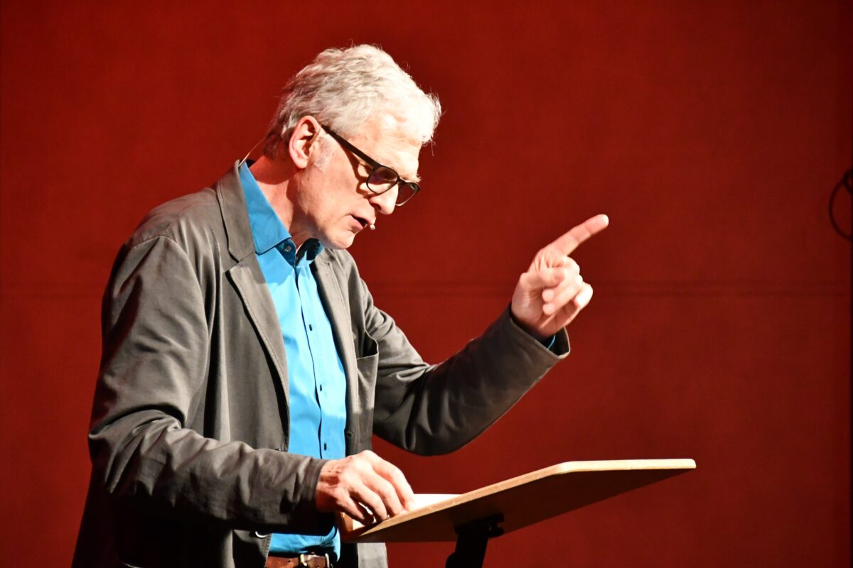 Auftakt der Literaturtage: Walter Sittler mit Dieter Hildebrandt-Texten