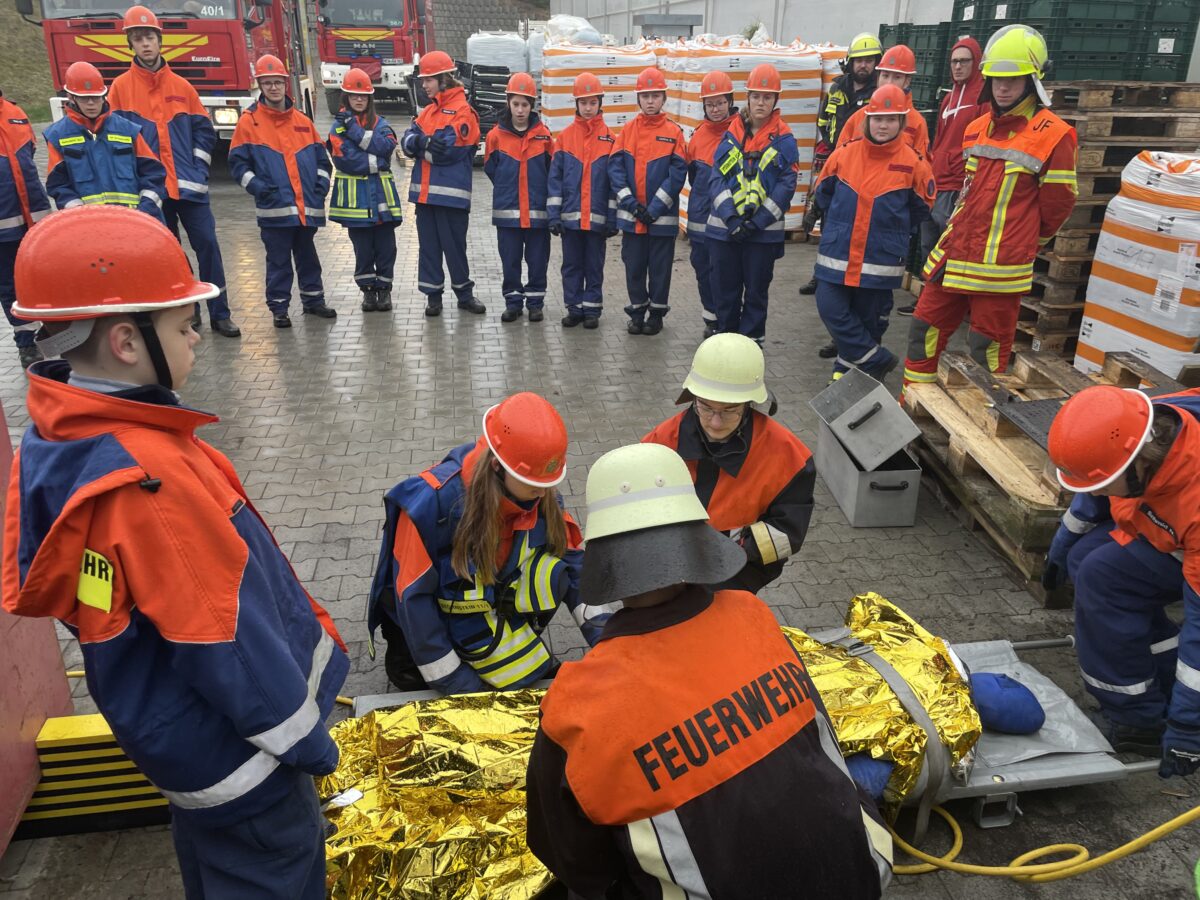 Tierrettung, Brandeinsatz und Co. – 24 Stunden Feuerwehrwelt für den Nachwuchs