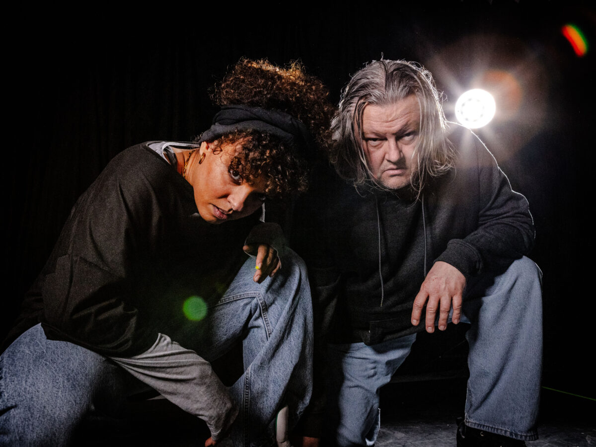 Ein schwieriges Thema: Landestheater Oberpfalz inszeniert „Bilder von uns“