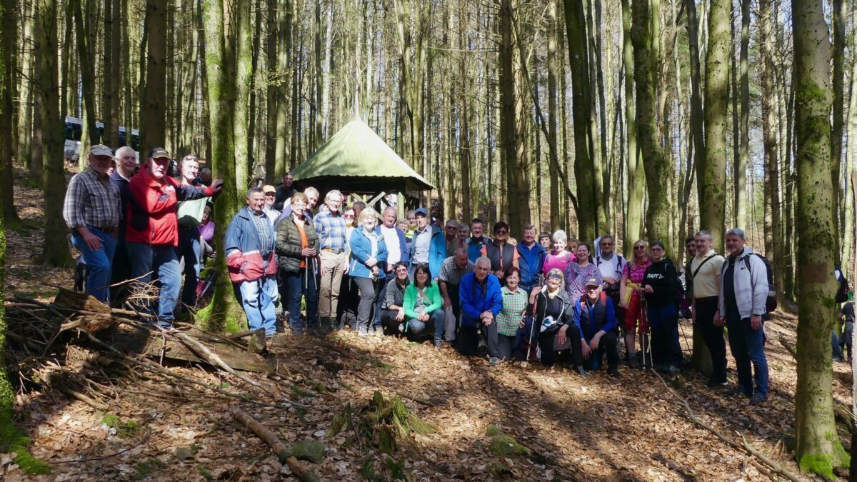 Böhmischer Brunnen lockt 300 Wandersleute