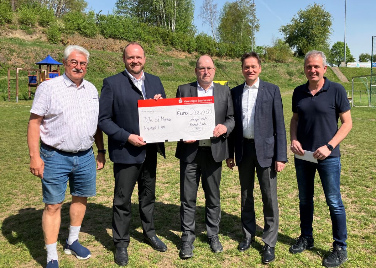 Großzügige Spende für Neustädter Soccer- und Basketballplätze