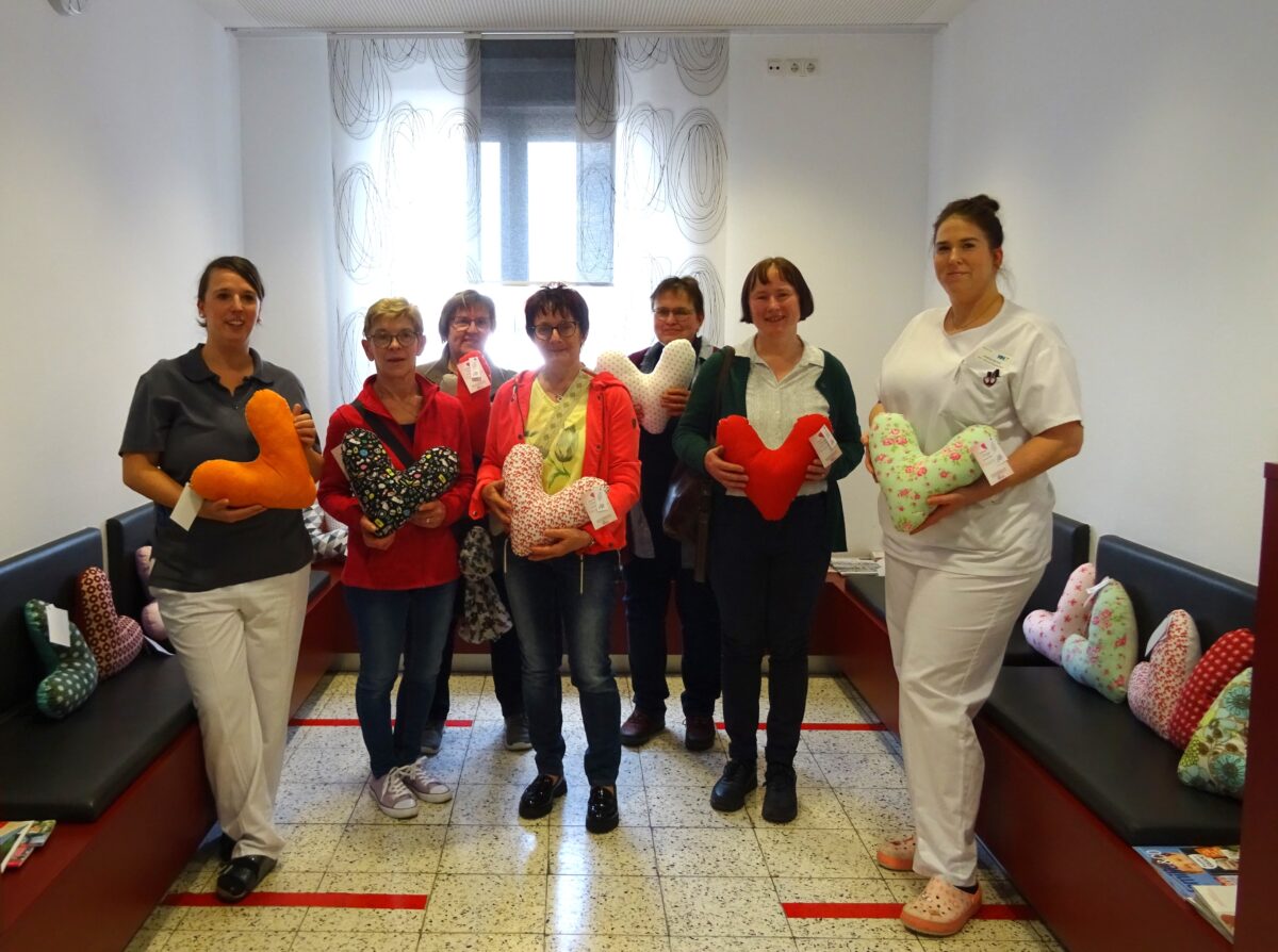 Herzkissen bringen Brustkrebs-Patienten zum Lächeln