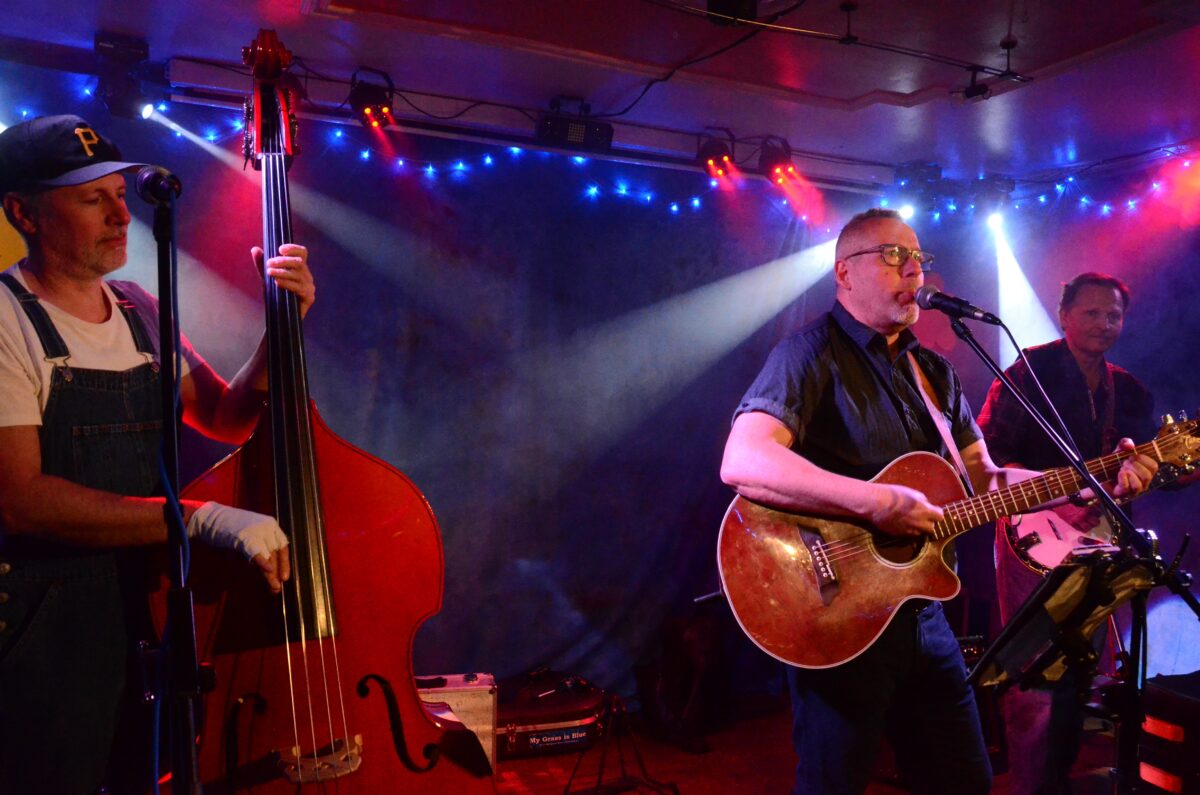 Drei unscheinbare Kerle liefern handfesten Rock und Country