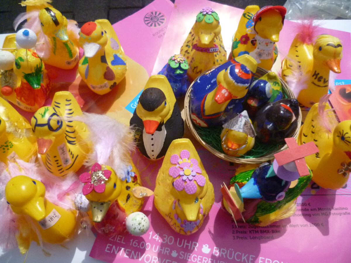Round Table: 9000 Enten schwimmen für einen guten Zweck