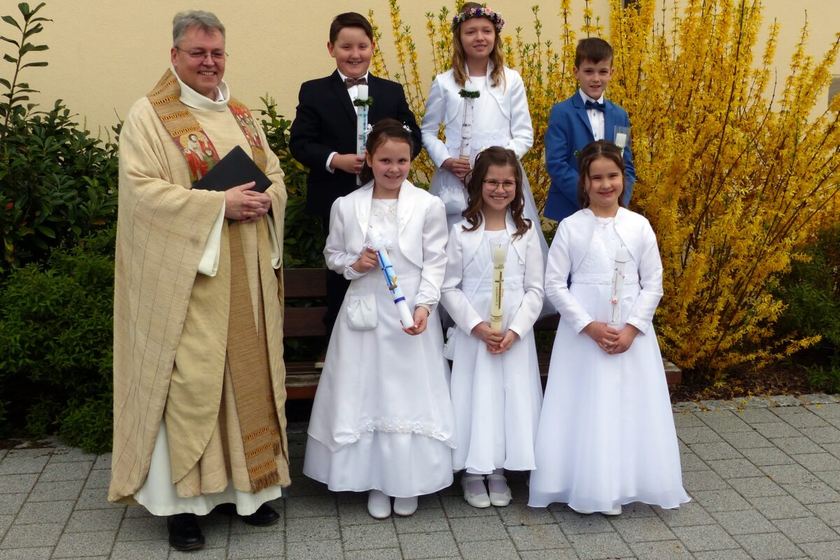 „Hand in Hand mit Jesus“ – Festliche Erstkommunion 2024