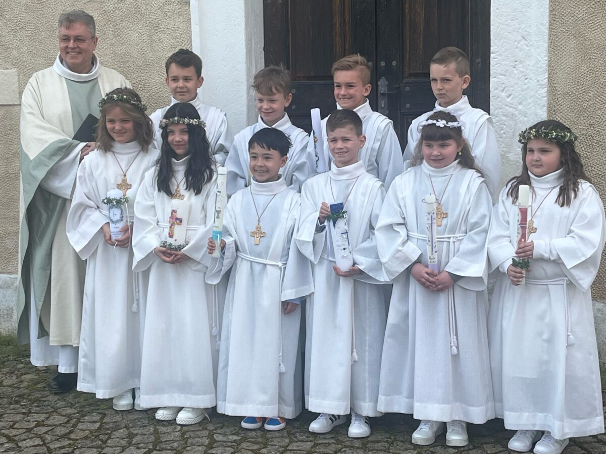 Zehn Speinsharter Kinder zum ersten Mal am Tisch des Herrn