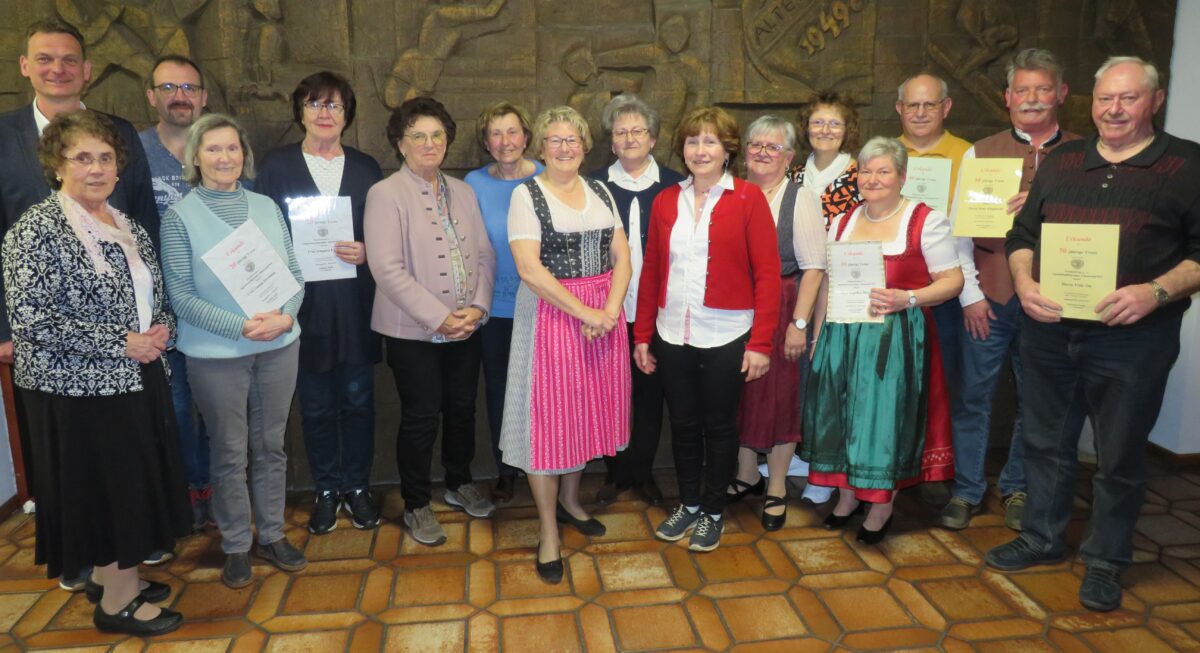 Urkundenverleihung als Dank für 50 Jahre Loyalität