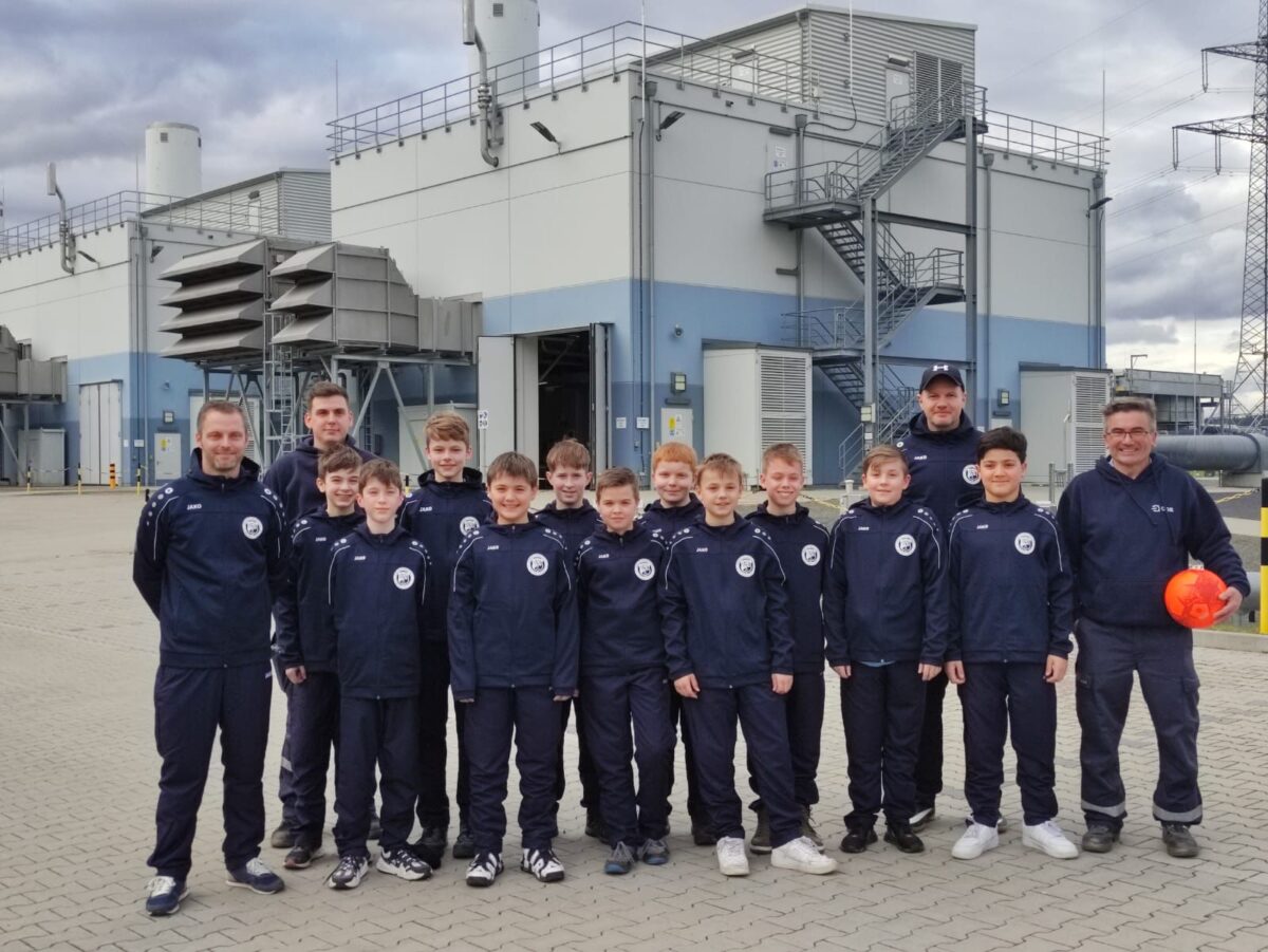 U13 des SG Naabtal: sich mal beim Sponsor umsehen