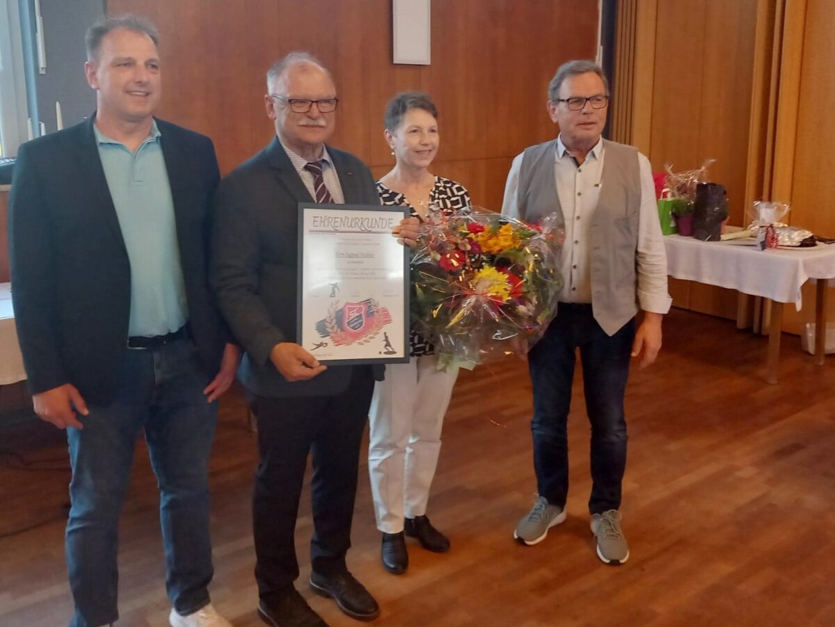 Siegmund Frischholz ist jetzt Ehrenmitglied beim SC Luhe-Wildenau