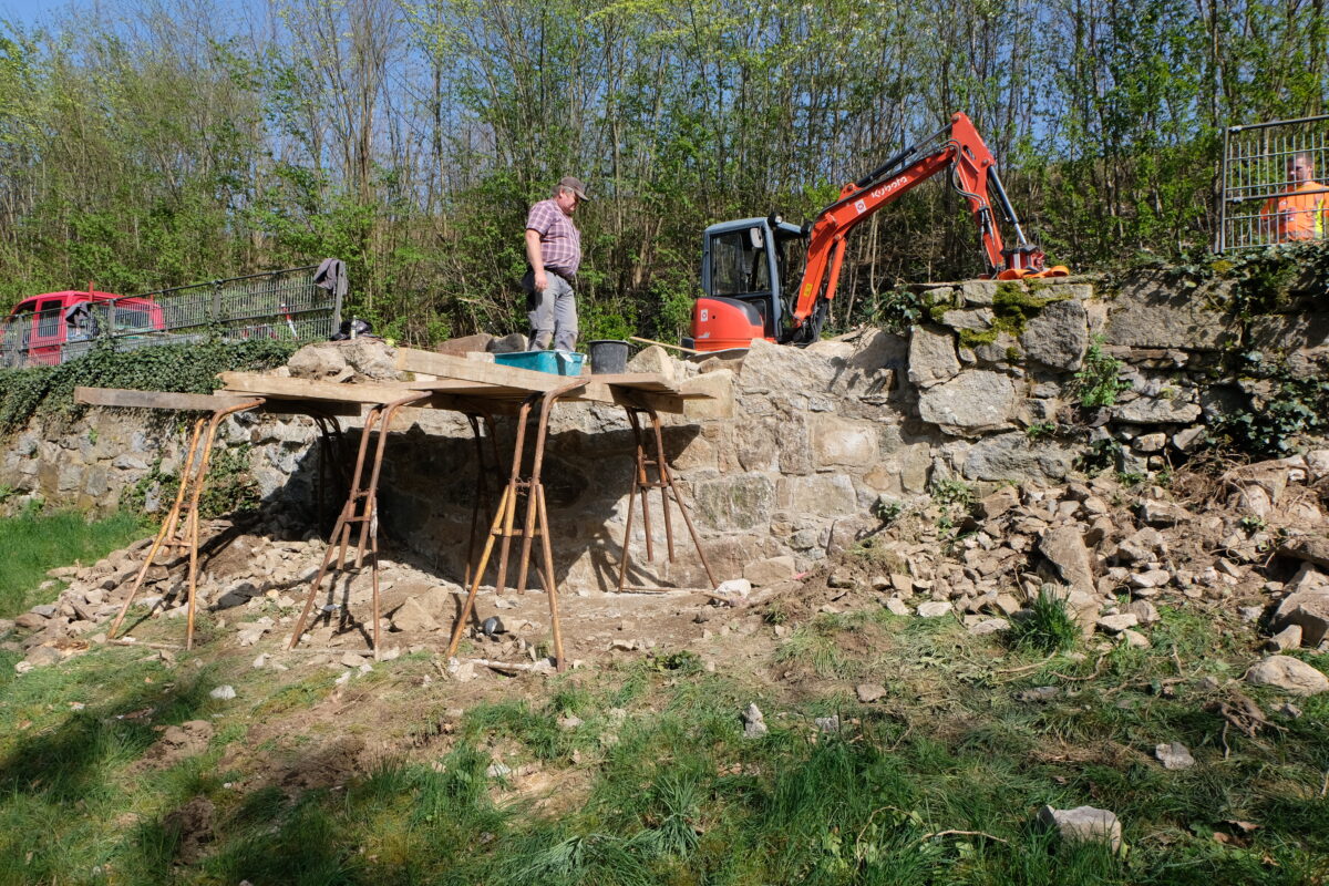 Mauer am Flosser Judenfriedhof wird saniert