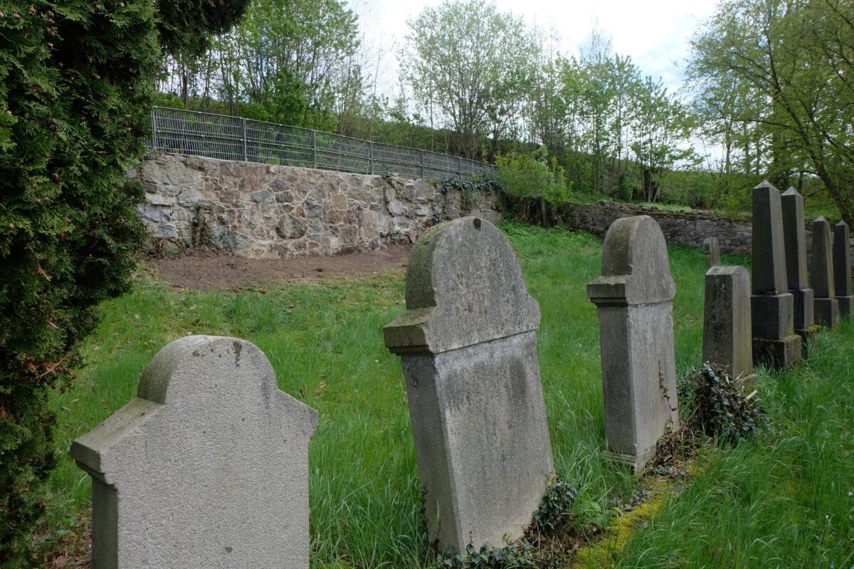 Schadhafte Granitmauer im Flosser Judenfriedhof wieder saniert