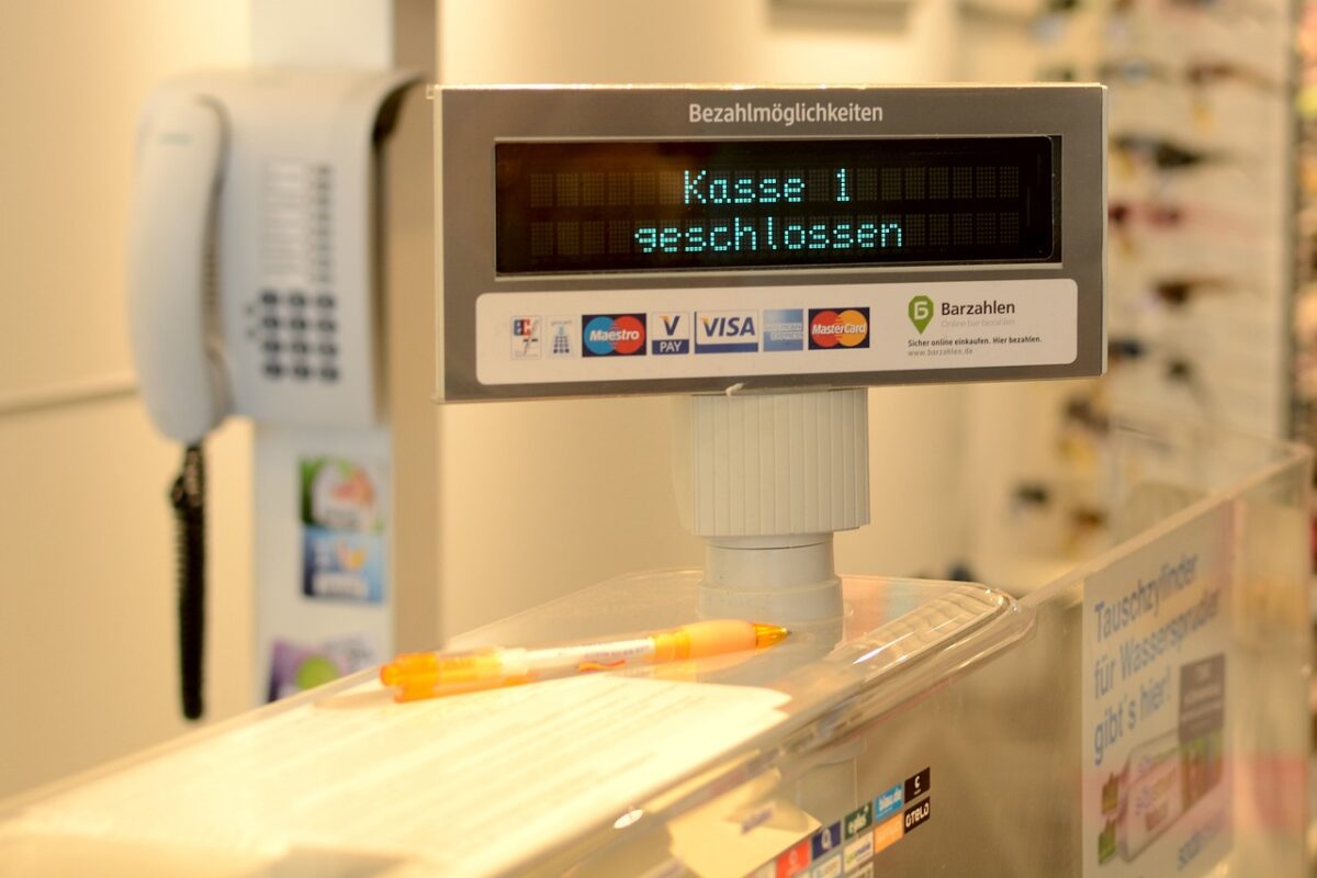 Metzgereiverkäuferin greift in die Kasse