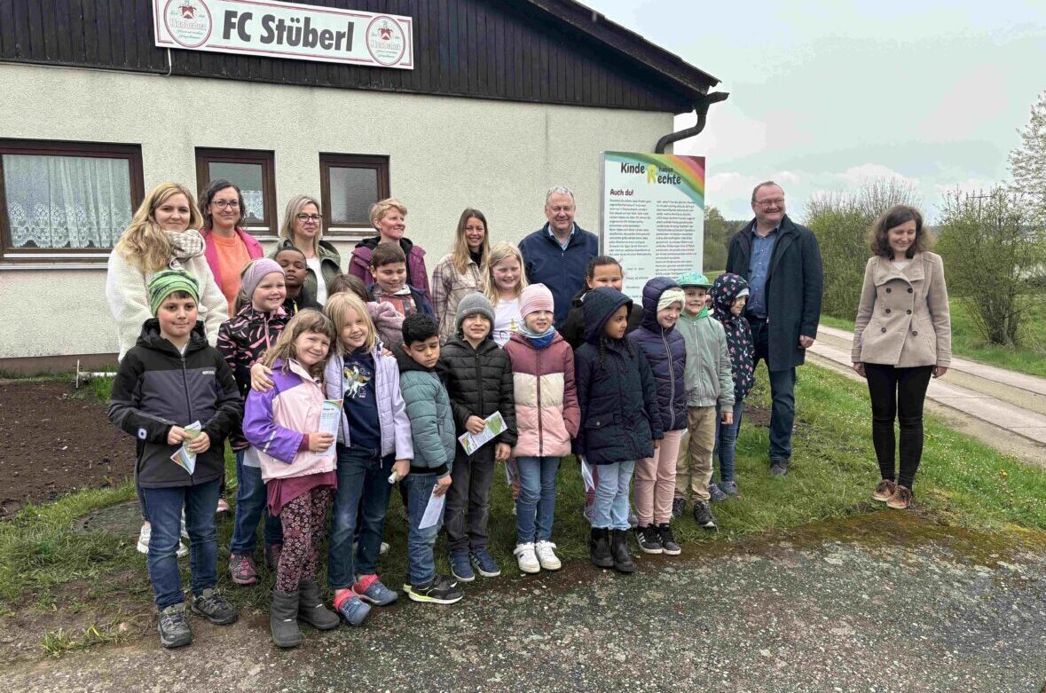 Informationen spielerisch erfahren können: Kinderrechteweg in Freihung eröffnet