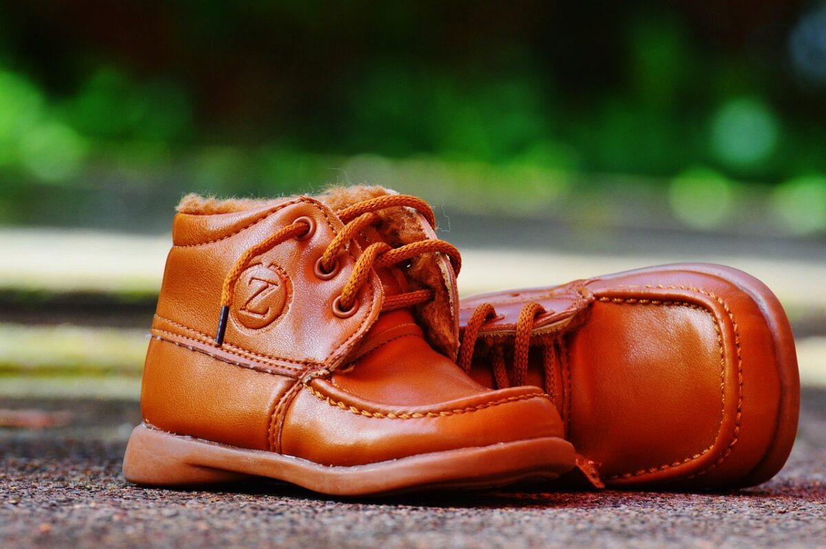 Ladendiebin haut mit Kinderschuhen ab