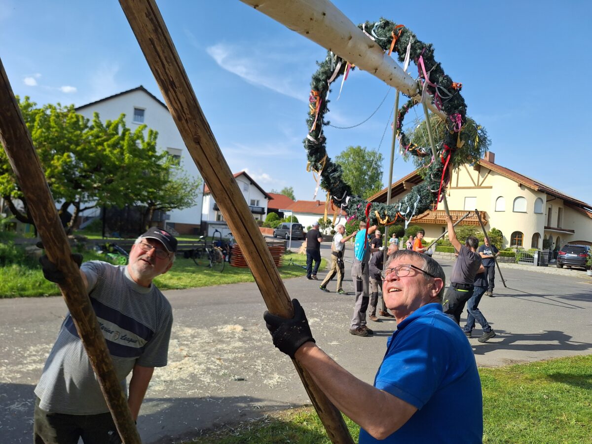 Frauenricht hat einen nagelneuen Maibaum