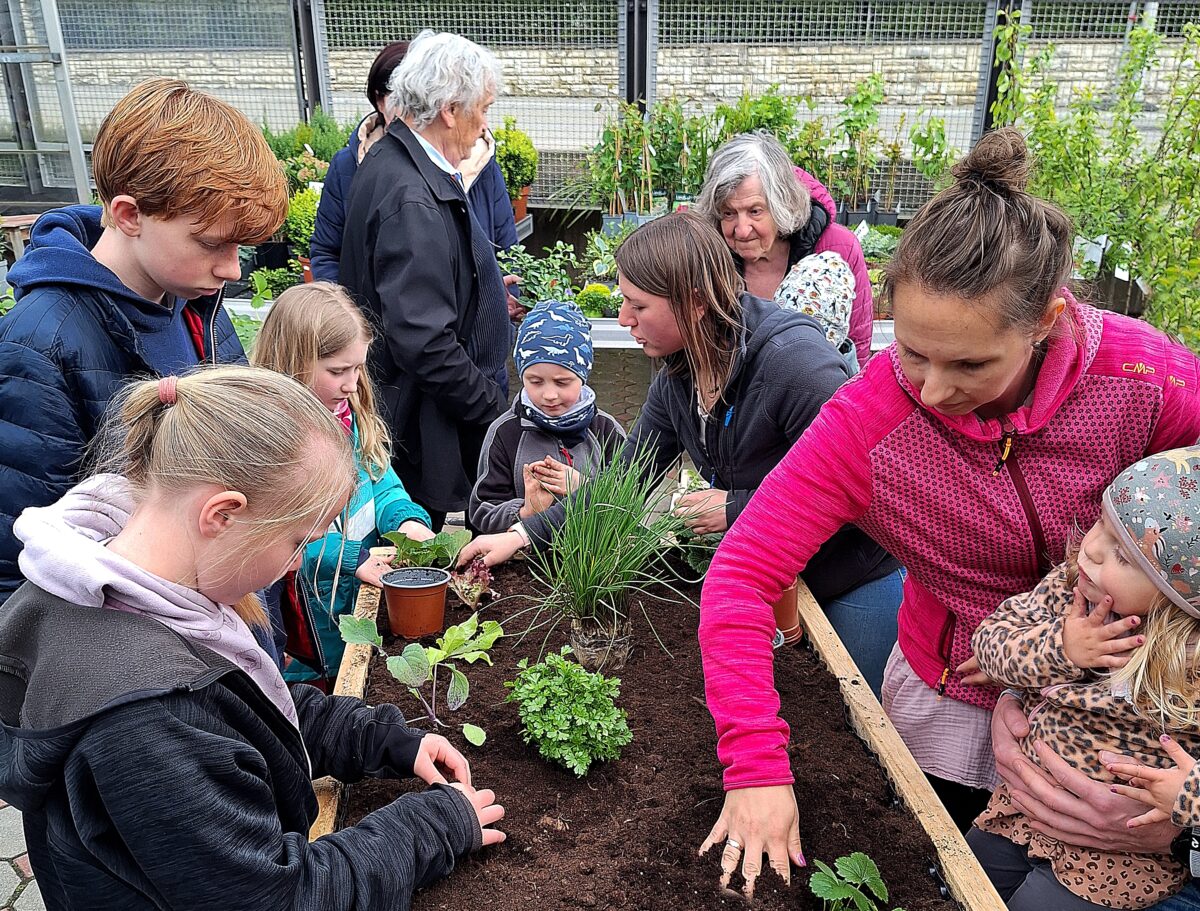 Schirmitz pflanzt Gemeinschaftsgarten für alle