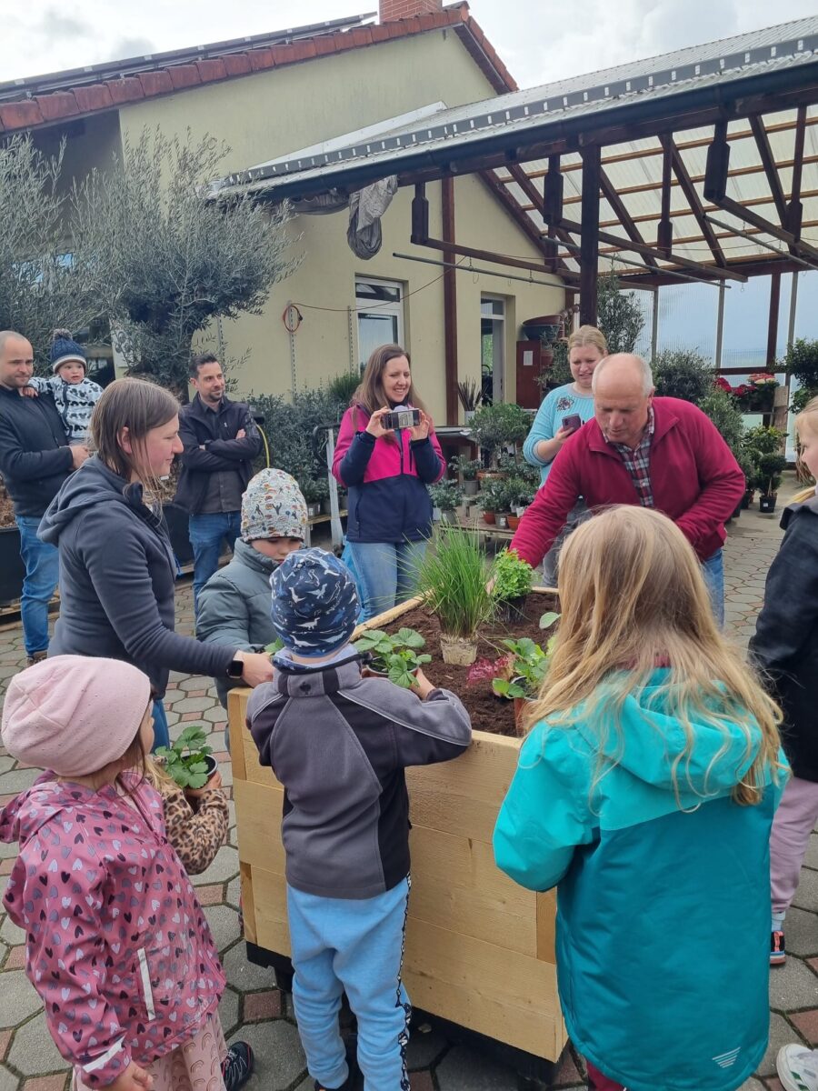 Schirmitz Kinder gestalten Hochbeet am Spielplatz