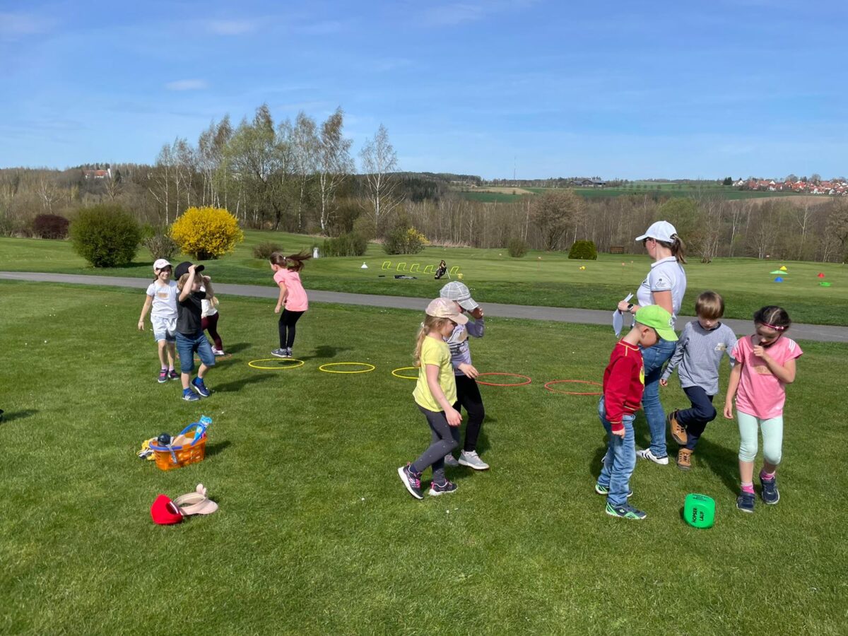 Osterhasenbesuch bei der Golfrallye im Stiftland