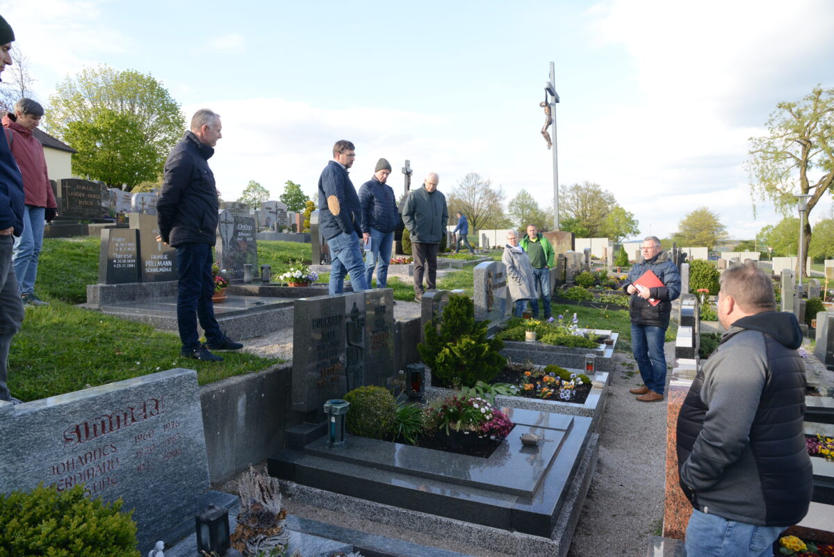 Parkstein diskutiert über neue Toilettenanlage am Friedhof