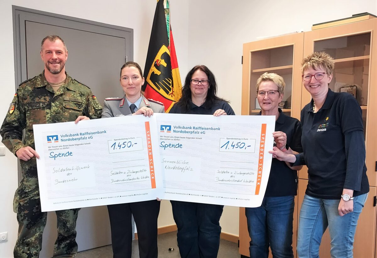 Weidener Soldaten überreichen Spenden für guten Zweck